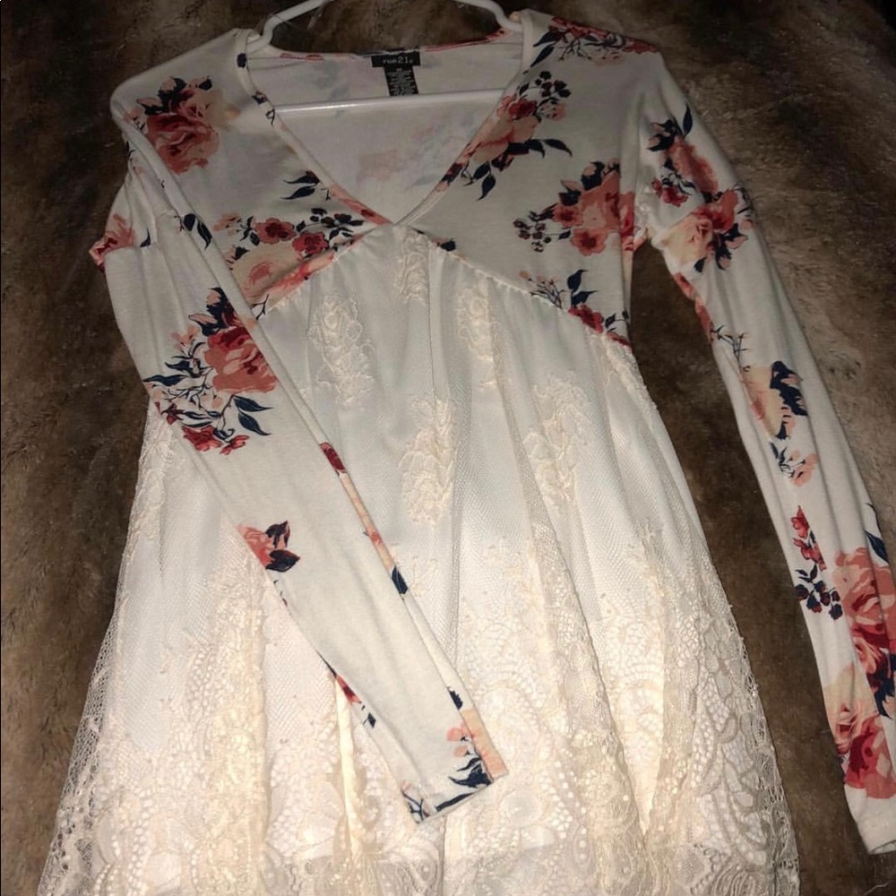 Soft floral && lace top. Low neck line